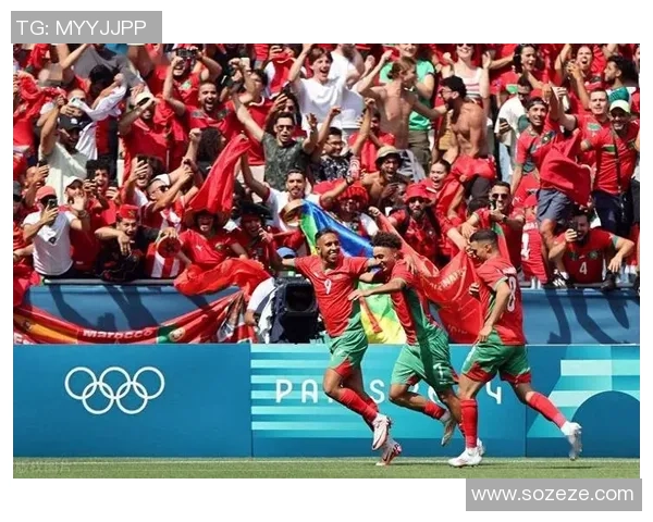 足球明星亲临球场展现风采与激情引发球迷热烈追捧